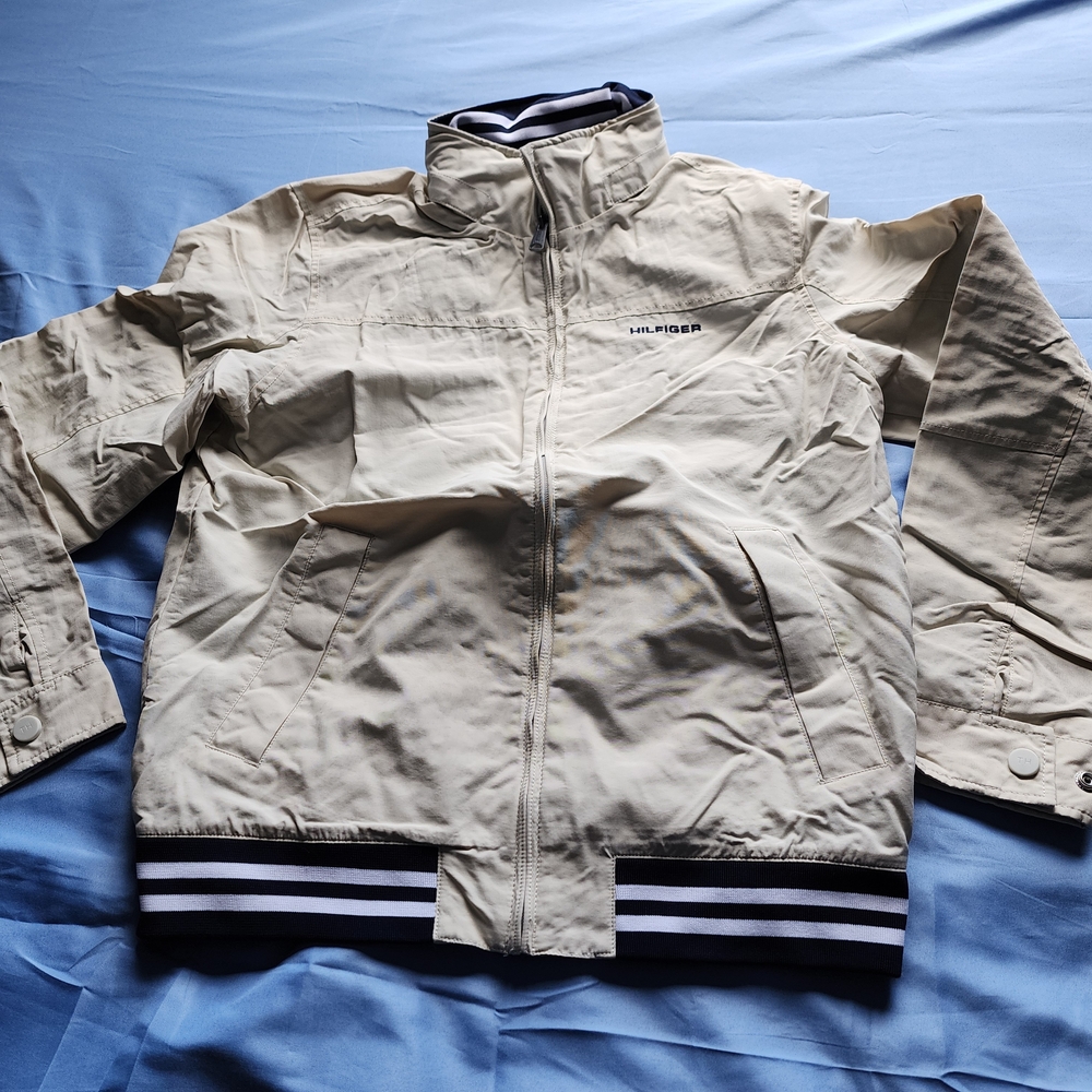 TOMMY HILFIGER MEN'S WATERPROOF REGATTA JACKET BEIGE SIZE SMALL IS USED